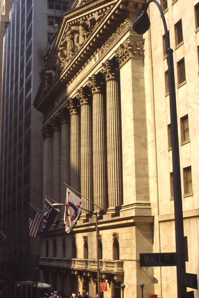 Фасад Нью-Йоркской фондовой биржи на Брод-стрит и табличка Wall St, 1988 год