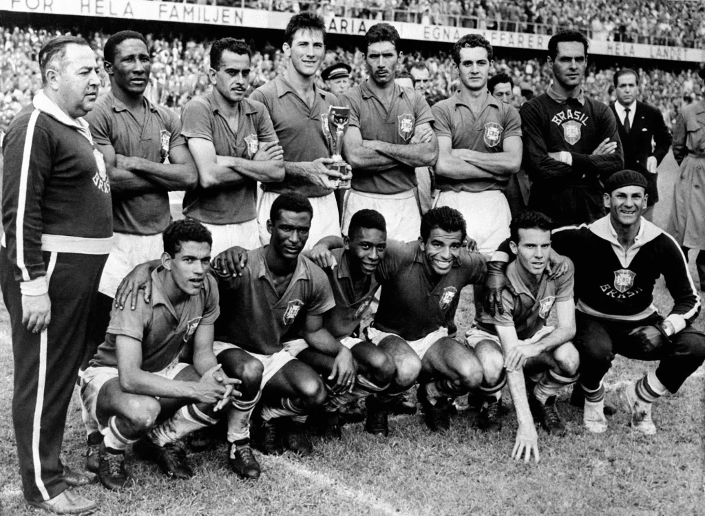 Сборная Бразилии позирует перед финалом чемпионата мира 29 июня 1958 года, слева тренер Феола