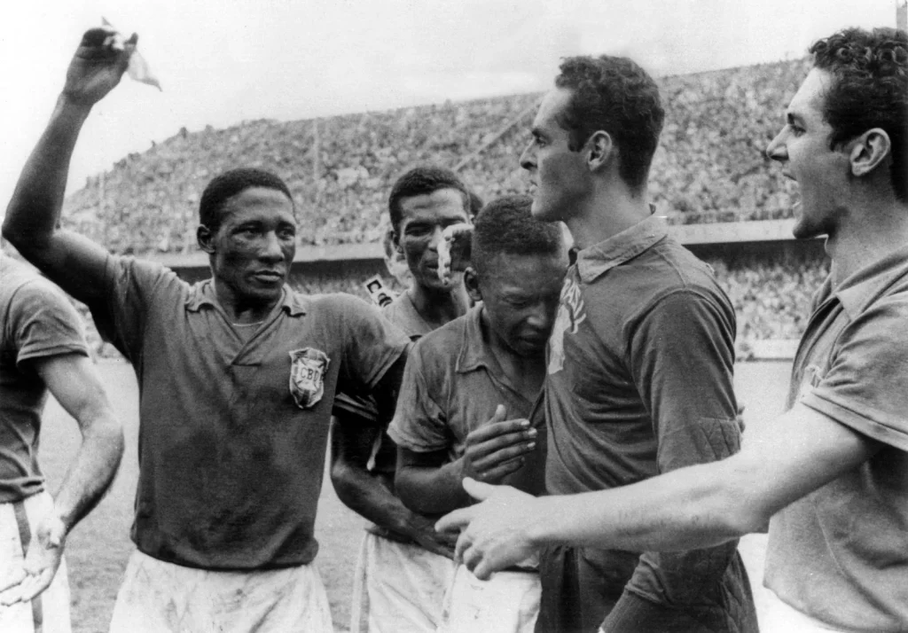 Джалма Сантос, плачущий Пеле, Жилмар и Орландо сразу после финального свистка 29 июня 1958 года