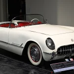 Corvette 1953 года: низкий силуэт, фары под сеткой, эмблема со скрещёнными флагами