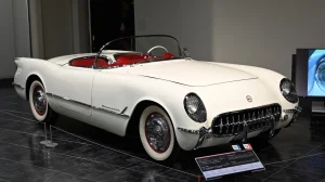 Corvette 1953 года: низкий силуэт, фары под сеткой, эмблема со скрещёнными флагами