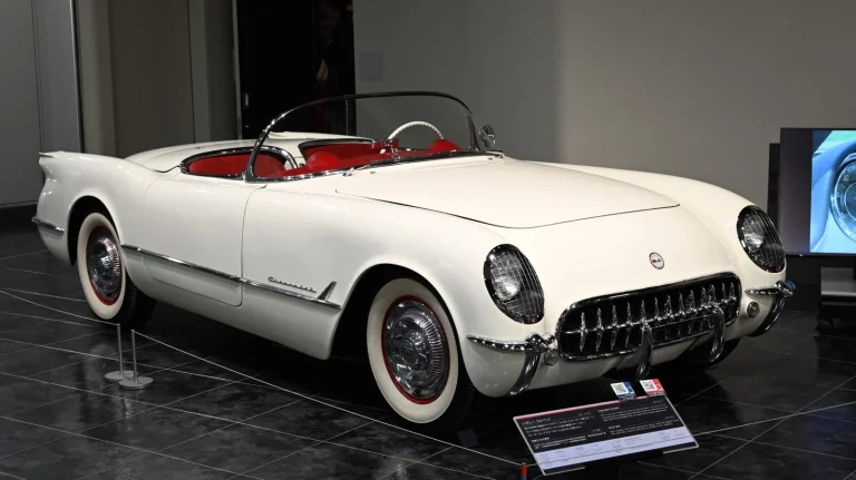 Corvette 1953 года: низкий силуэт, фары под сеткой, эмблема со скрещёнными флагами