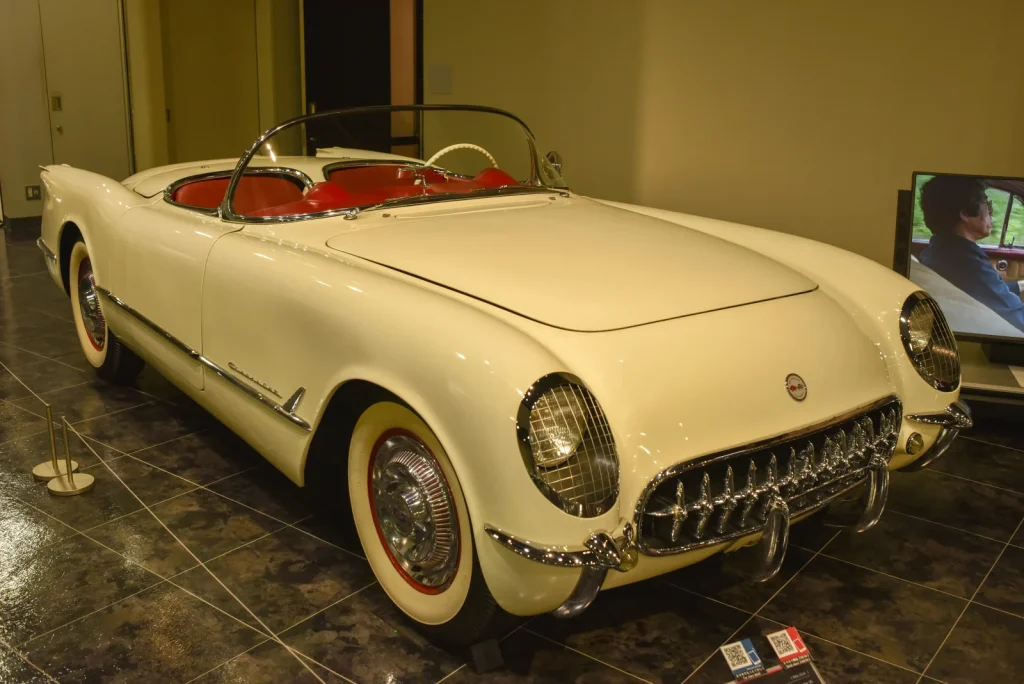 Родстер Corvette 1953 года в заводском цвете Polo White