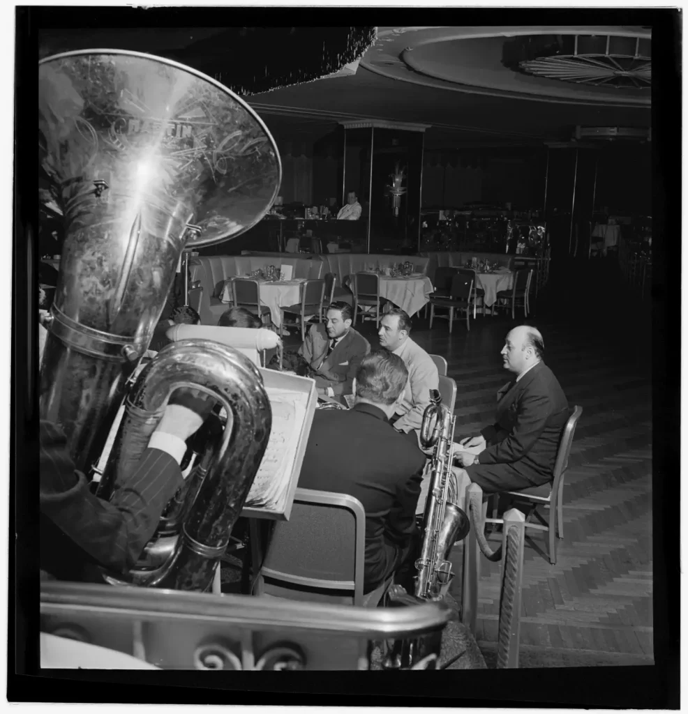 Зал Starlight Roof в Waldorf-Astoria: оркестр Гая Ломбардо, около 1947 г. Так выглядела светская жизнь отеля в годы Motorama