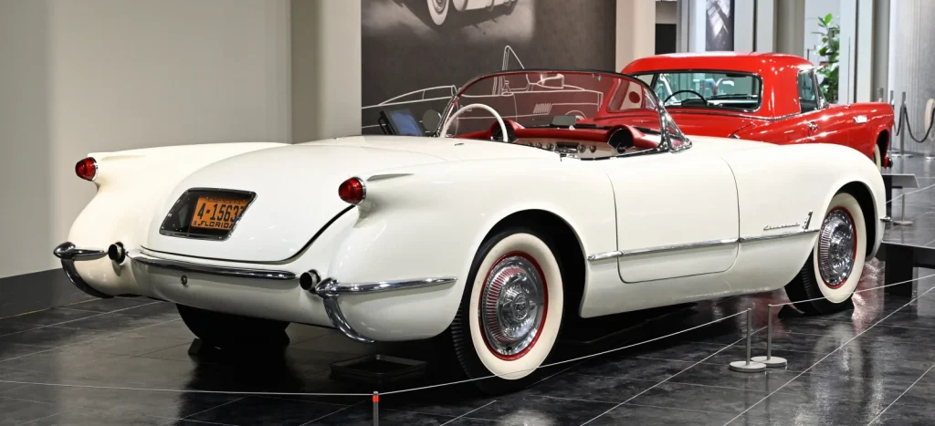 Corvette 1953, вид сзади: выступающие задние фонари