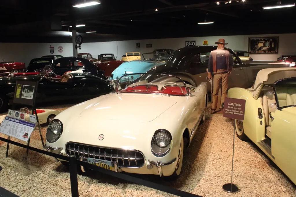 Corvette 1953 года, принадлежавший Джону Уэйну. National Automobile Museum, Рино