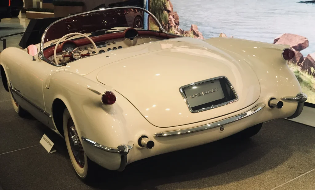 Ранний Corvette первого поколения в штаб-квартире GM (Renaissance Center, Детройт)