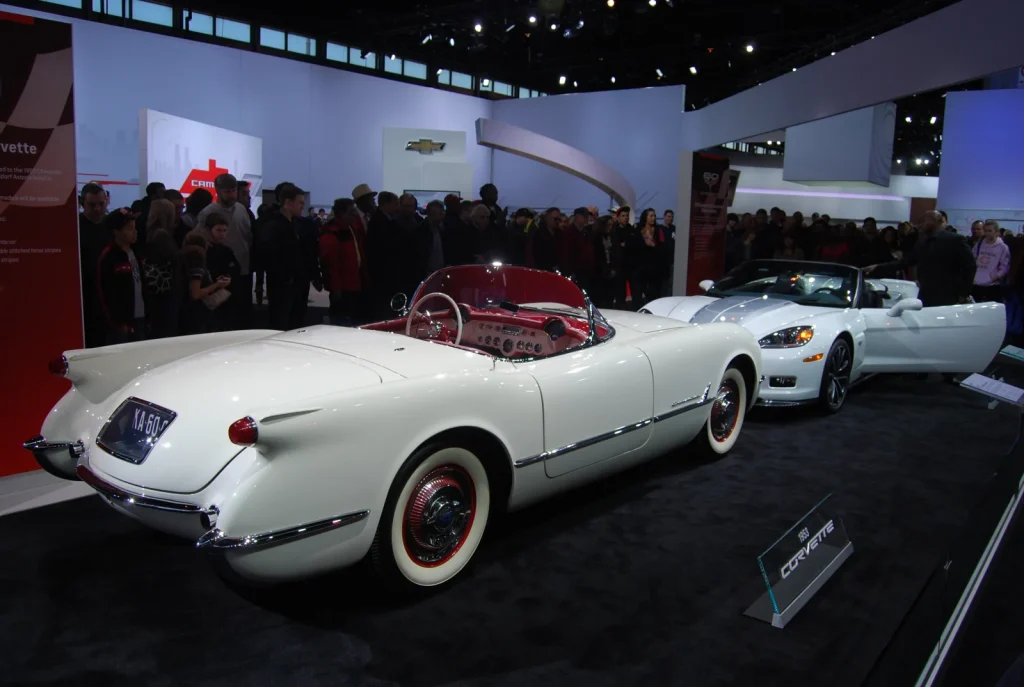 Corvette 1953 года рядом с юбилейным Corvette 2013 года — 60 лет спустя