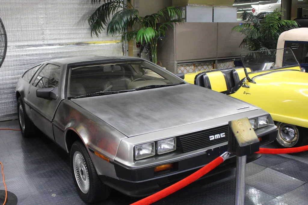 DMC-12 «1983 модельного года» — из последних машин, собранных из остатков деталей. Автомобильный музей Таллахасси.