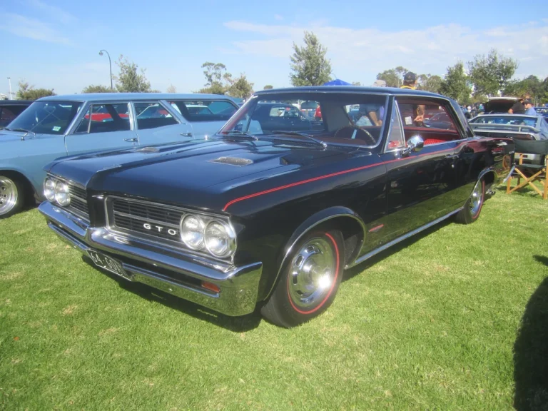 Pontiac GTO 1964 года — машина, с которой Делориан прославился в Детройте.