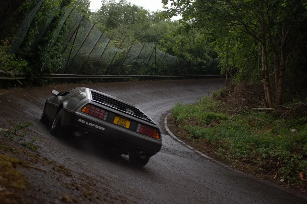 DeLorean на испытательном треке бывшего завода в Данмарри. Современный снимок, 2024 год.