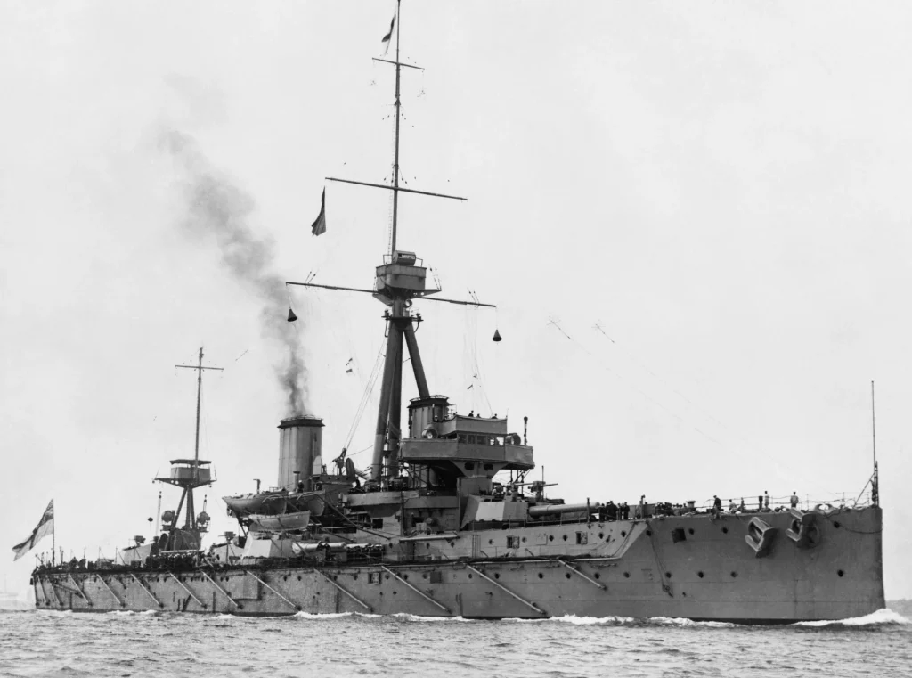Дредноут, корабль 1906 года: британский линкор HMS Dreadnought идёт полным ходом, 1907 год