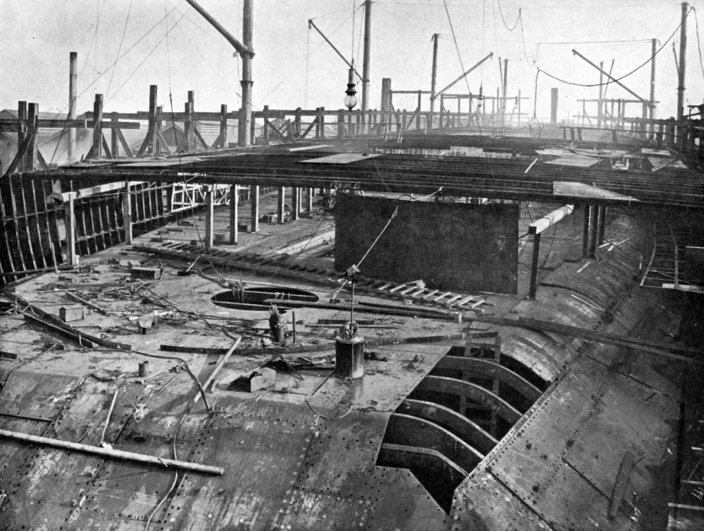 Корпус Дредноута через 36 дней после закладки, Портсмут, ноябрь 1905 года