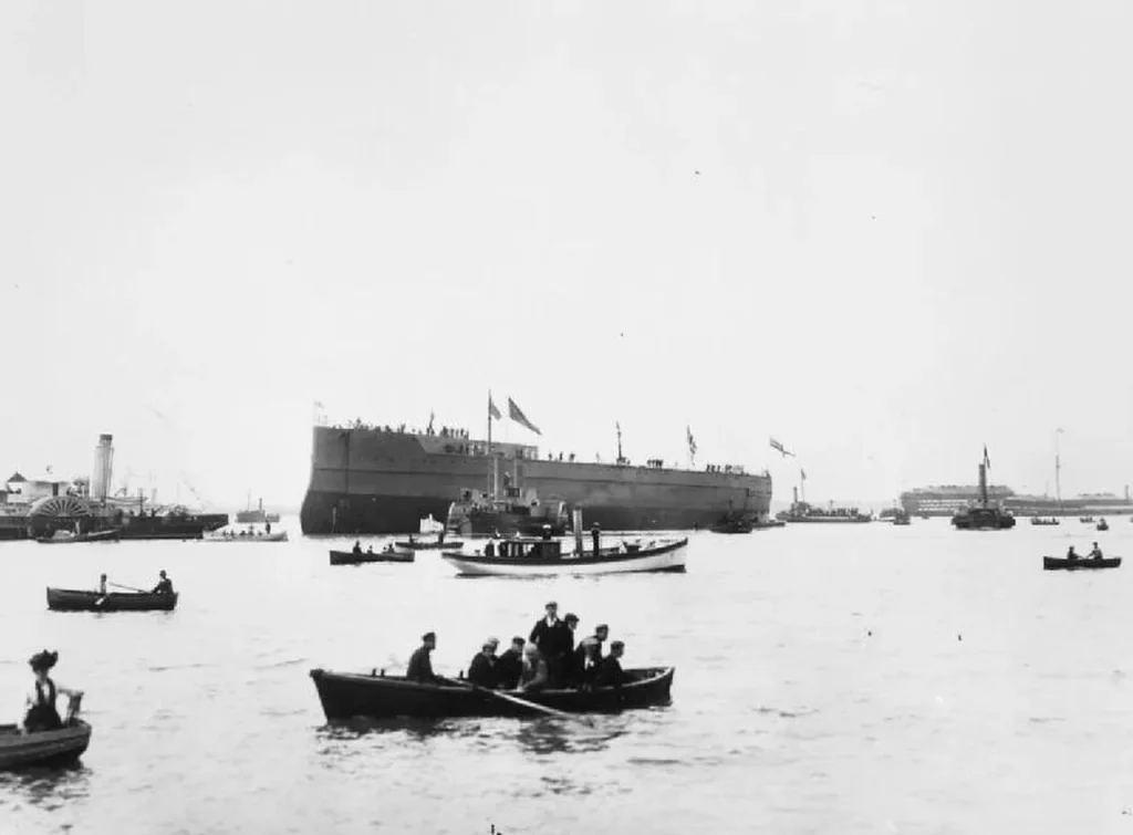 Спуск Дредноута на воду в Портсмуте 10 февраля 1906 года, корпус в гавани и лодки с публикой