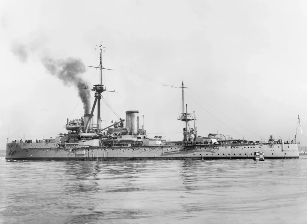HMS Dreadnought на рейде, 1907 год, вид с борта