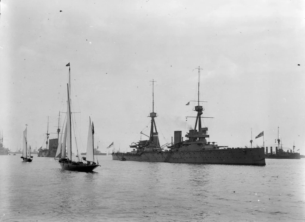 Линии военных кораблей на смотре флота у Спитхеда 12 июня 1909 года