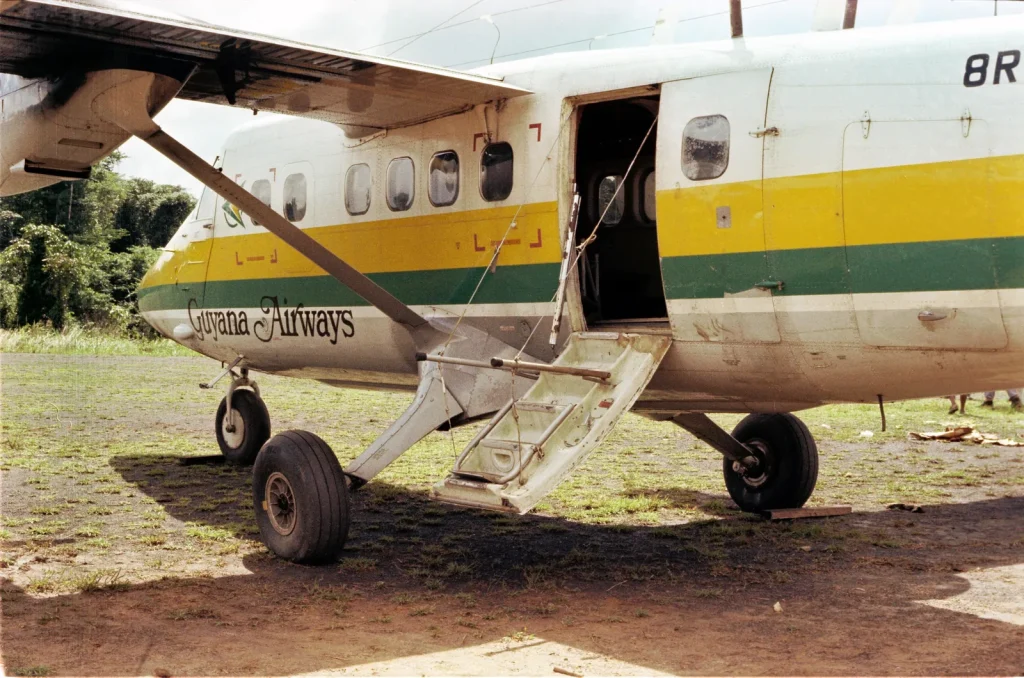 Twin Otter Guyana Airways с открытой дверью на полосе в Гайане, 1978 год