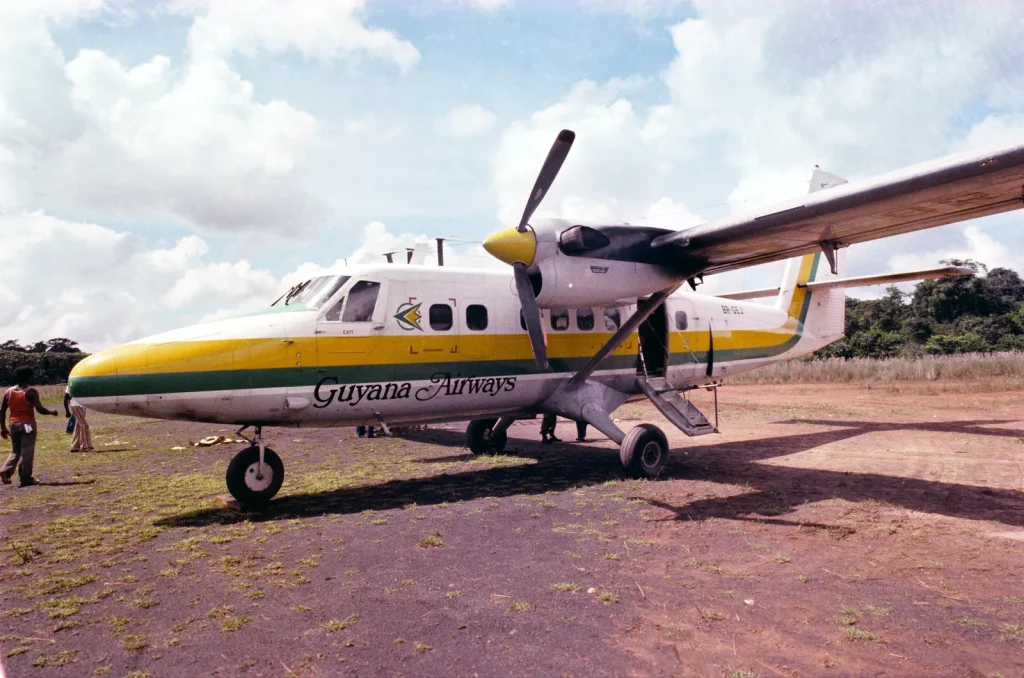 Самолёт Twin Otter авиакомпании Guyana Airways на грунтовой взлётной полосе, 1978 год