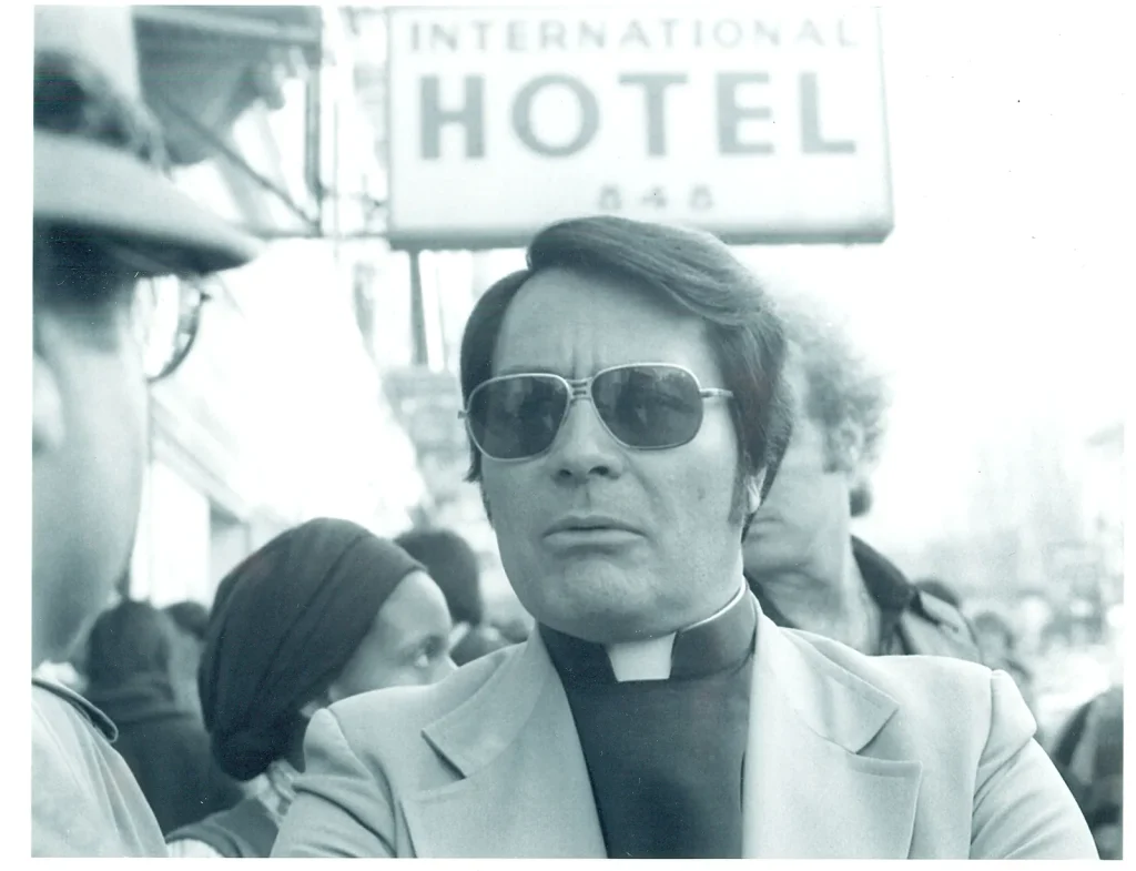 Джим Джонс выступает на митинге у International Hotel в Сан-Франциско, январь 1977 года