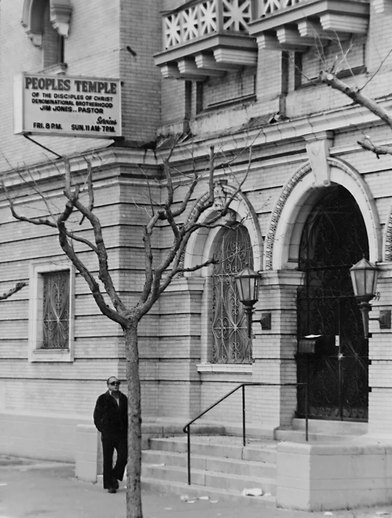 Вход в здание Храма народов на бульваре Гири в Сан-Франциско, декабрь 1978 года