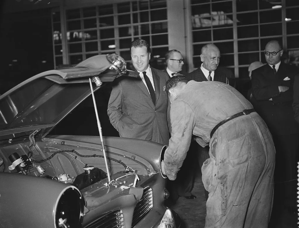Генри Форд II, президент Ford Motor Company, в 1954 году, за год до старта проекта E-car