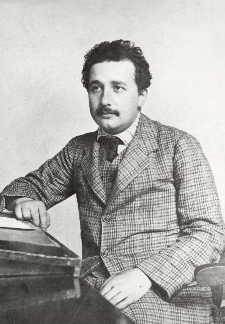 Альберт Эйнштейн за столом в патентном бюро в Берне, около 1904–1905 года