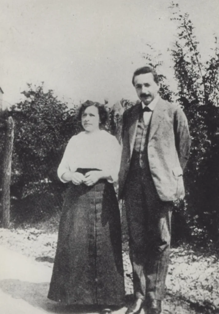 Альберт Эйнштейн и Милева Марич в саду, 1905 год