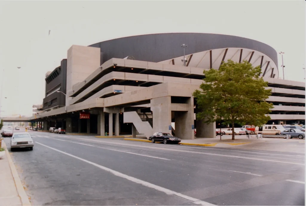 Market Square Arena в Индианаполисе (фото 1988 года). Здесь 26 июня 1977 года прошёл последний концерт Элвиса