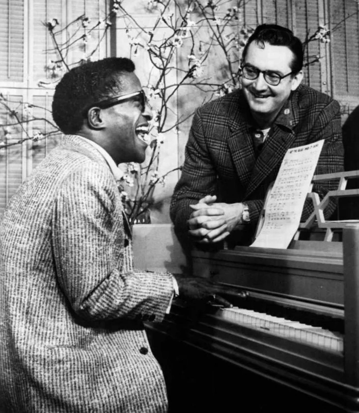 Стив Аллен и Сэмми Дэвис-младший на репетиции премьеры «The Steve Allen Show», июнь 1956. Через неделю шоу встанет в один час с Салливаном
