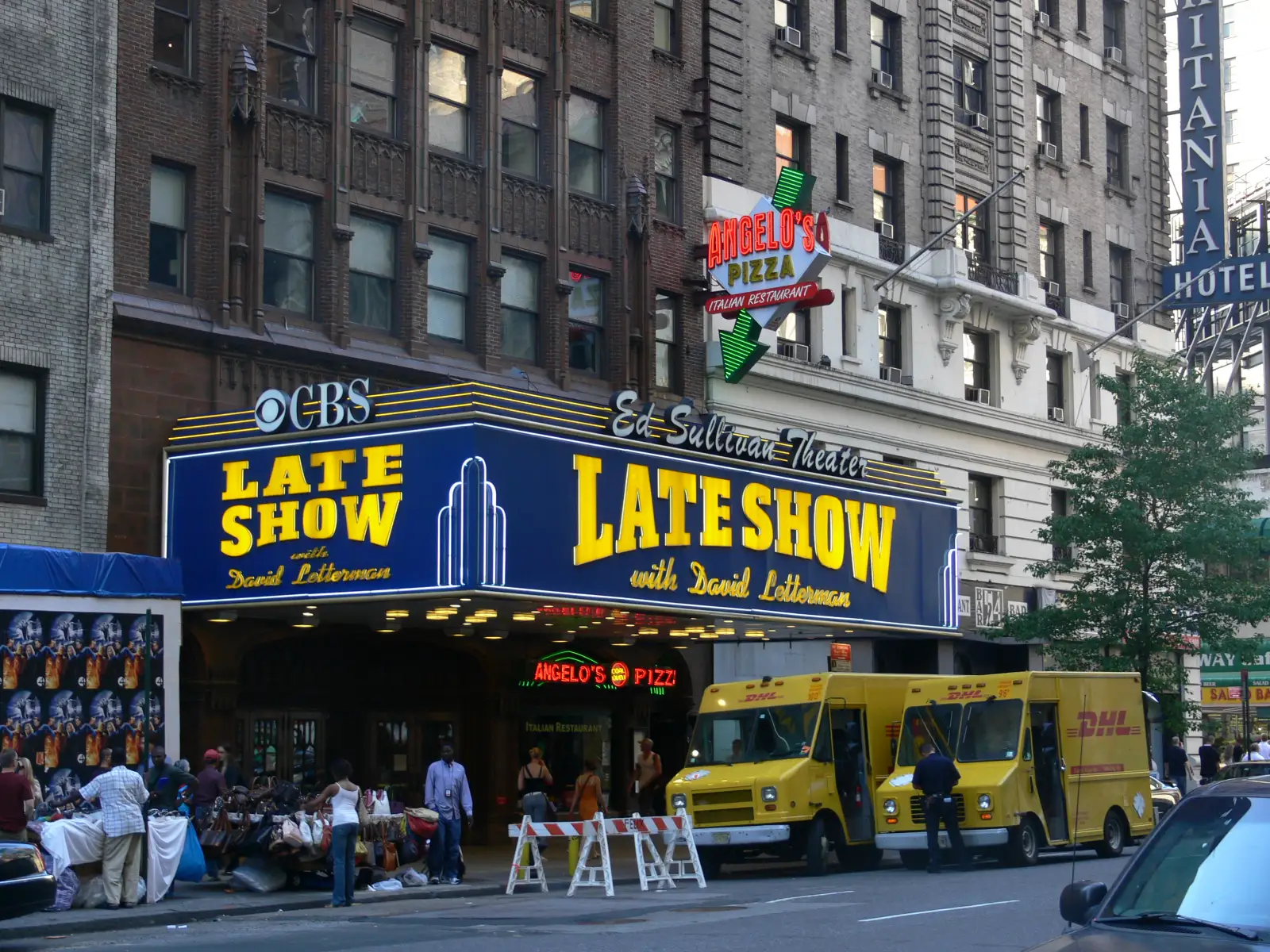 Бывшая CBS Studio 50 на Бродвее, с 1967 года Ed Sullivan Theater. Отсюда вели эфир 9 сентября, здесь же Элвис выступал 28 октября и 6 января. Фото 2007 года