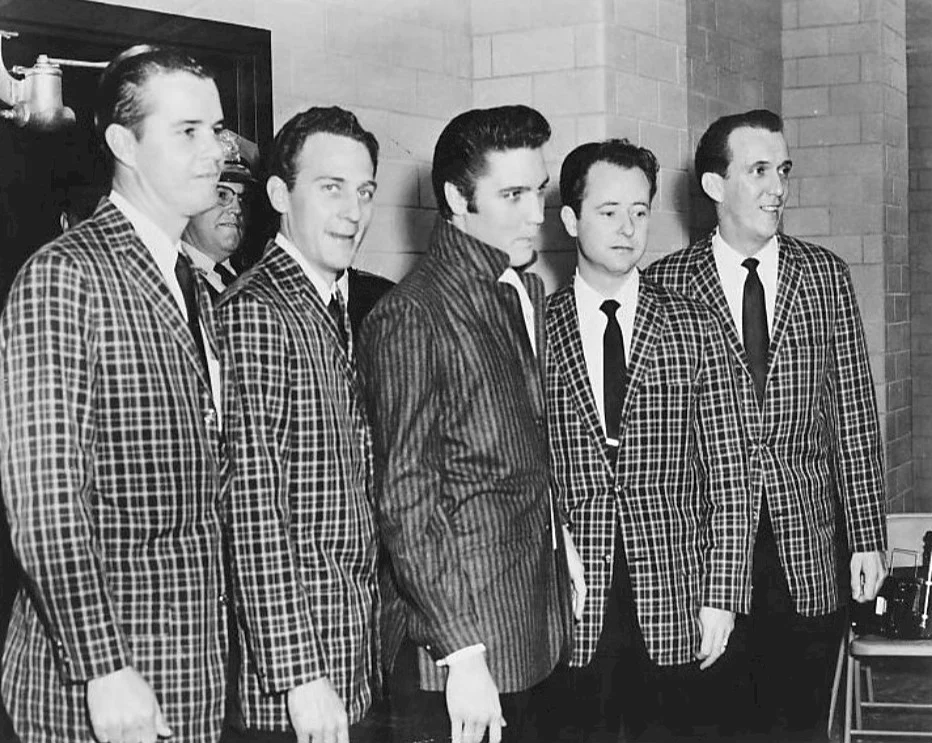Элвис и вокальный квартет The Jordanaires, которые были с ним на эфирах у Салливана. Март 1957