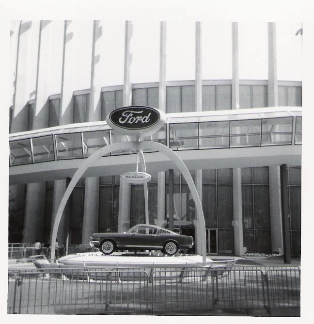 Mustang-фастбэк под аркой павильона Ford на выставке, конец 1964-го или сезон 1965 года