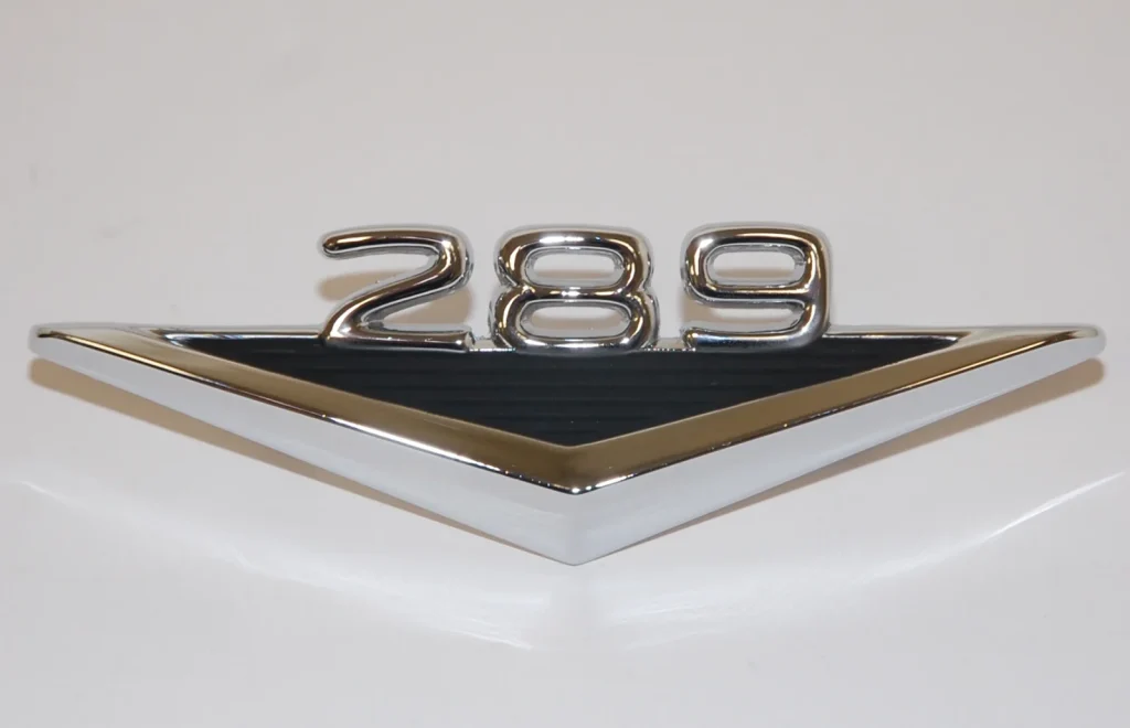 Шильдик V8 289 на переднем крыле Mustang (репродукция в стиле 1964–66 гг.)