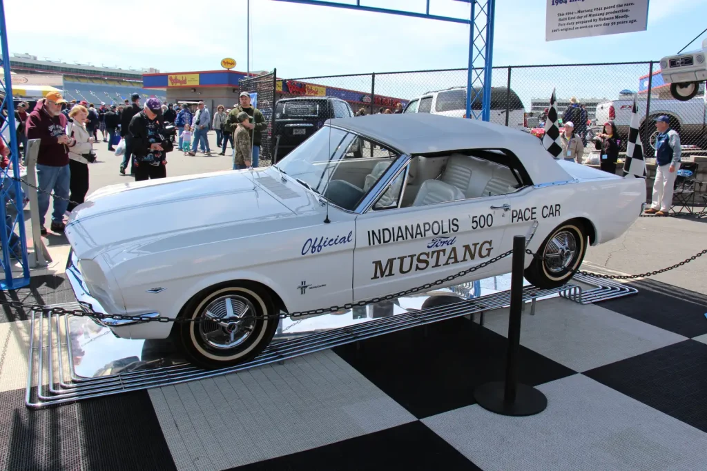 Белый кабриолет Mustang в окраске пейс-кара Индианаполиса 1964 года