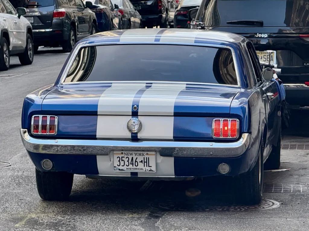 Короткая корма Mustang 1965: тот самый силуэт «длинный капот — короткий багажник»