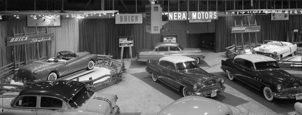 Панорама выставочного зала General Motors: родстер Buick Skylark на подиуме с изгородью, седаны Buick и кабриолет Cadillac Eldorado, Эдмонтон, 1953 год