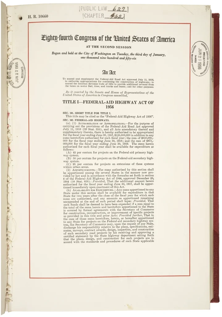 Первая страница закона о федеральных автострадах 1956 года: шапка 84-го Конгресса США и раздел Federal-Aid Highway Act of 1956, машинописный текст на пожелтевшей бумаге