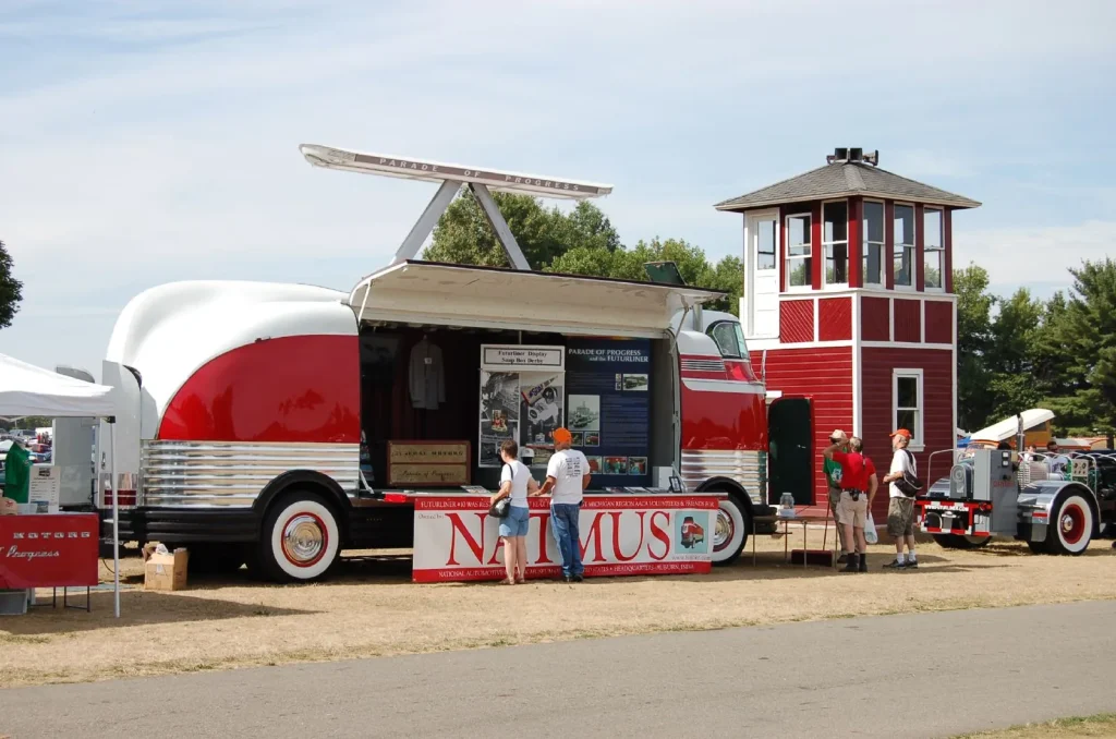 Отреставрированный Futurliner №10 с поднятой световой мачтой Parade of Progress и открытым бортом, у стенда музея NATMUS стоят посетители, 2007 год