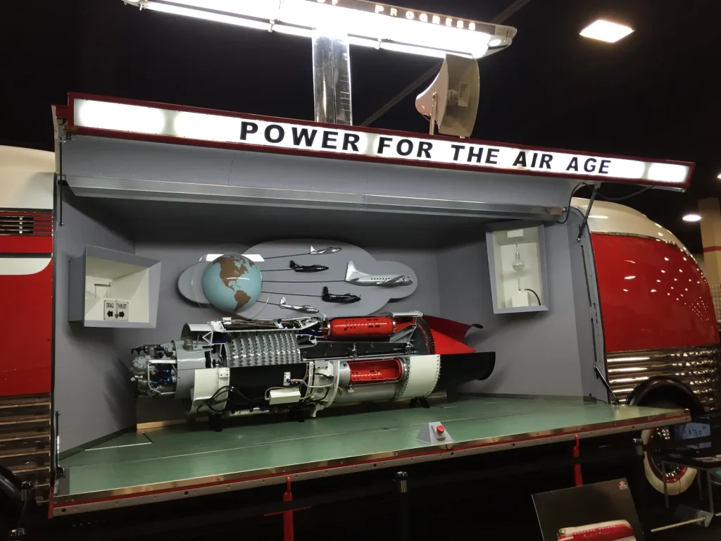Открытый отсек Futurliner №3 с вывеской Power for the Air Age: разрезной реактивный двигатель J35, над ним глобус и модели самолётов, 2015 год