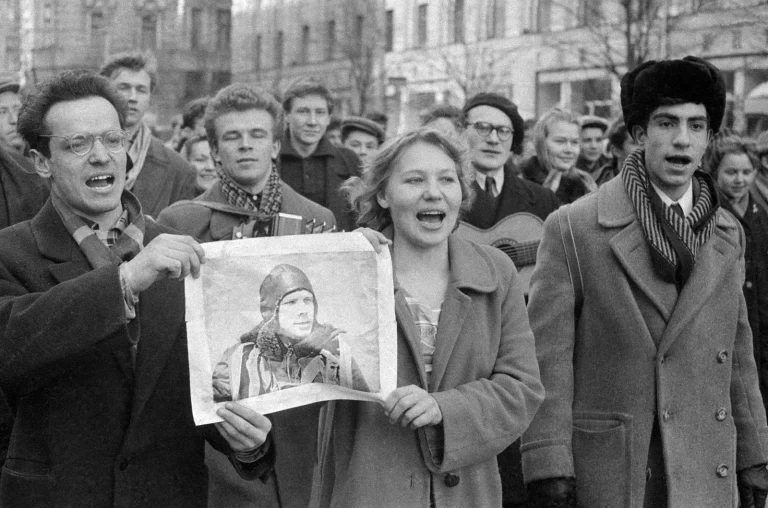 Москвичи на улице 12 апреля 1961 года держат портрет Юрия Гагарина в шлеме и радуются полёту Гагарина