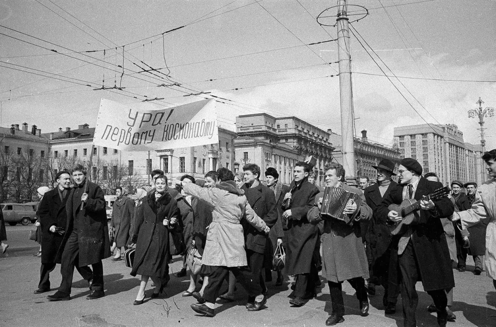 Народное гулянье на проспекте Маркса в Москве в день полёта Гагарина