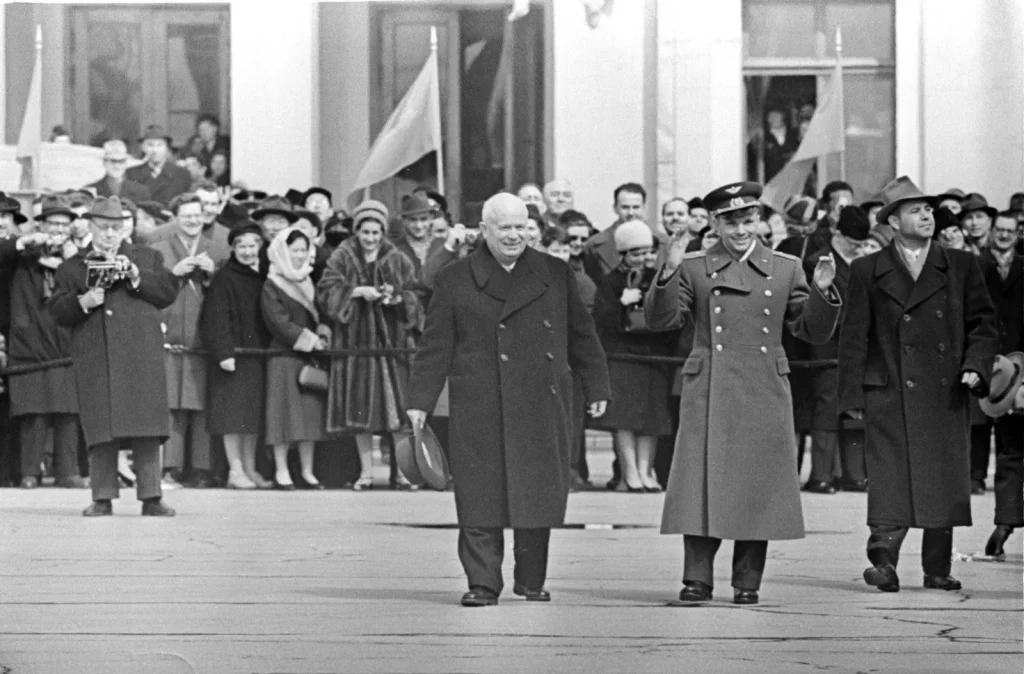 Никита Хрущёв и Юрий Гагарин приветствуют встречающих на Внуковском аэродроме
