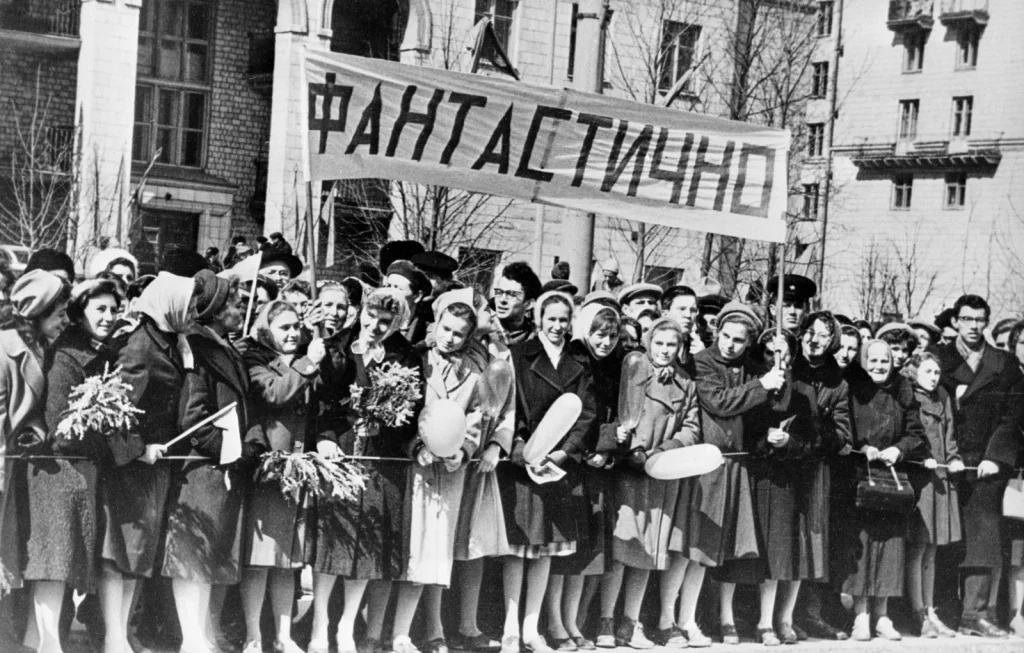 Москвички с цветами под самодельным транспарантом «Фантастично» ждут Гагарина на Ленинском проспекте