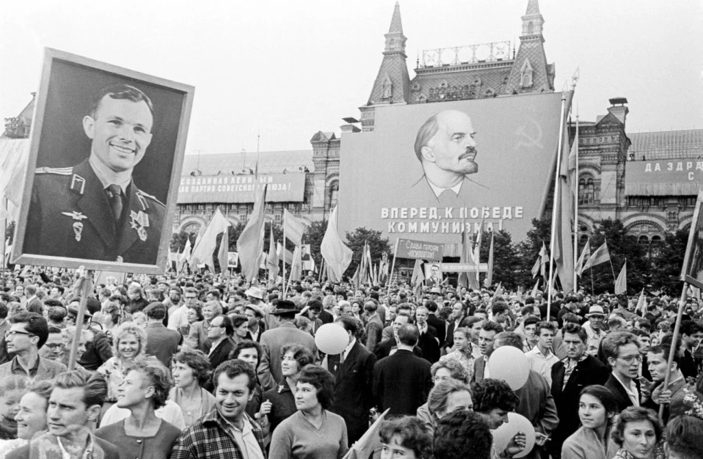 Москвичи с портретом Гагарина на Красной площади 14 апреля 1961 года