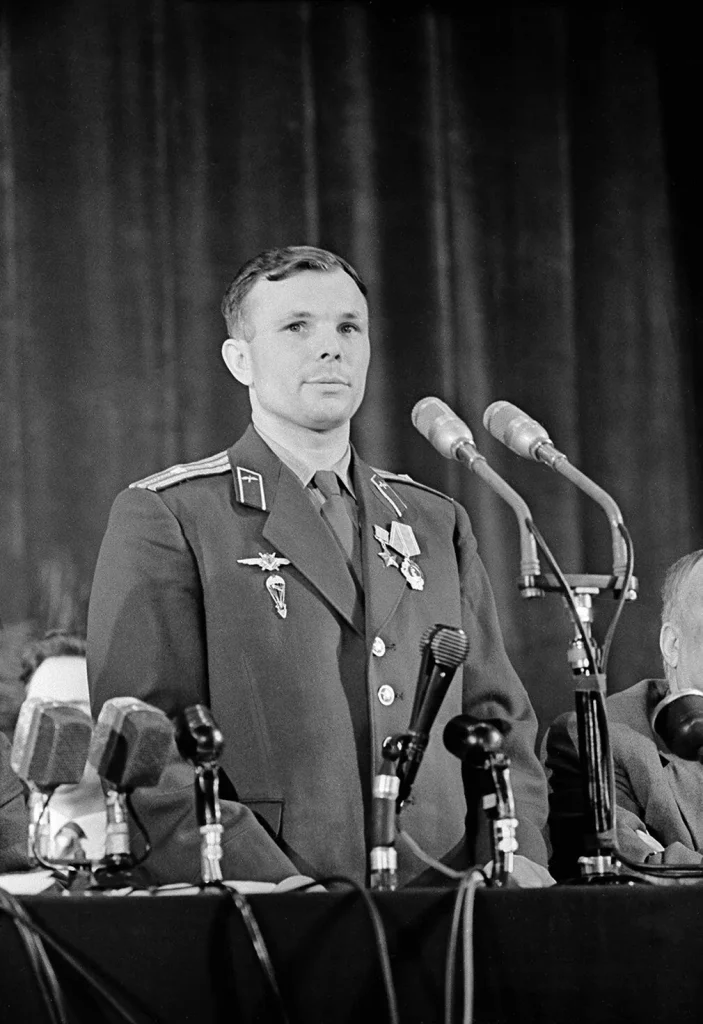 Юрий Гагарин у микрофонов на первой пресс-конференции 15 апреля 1961 года