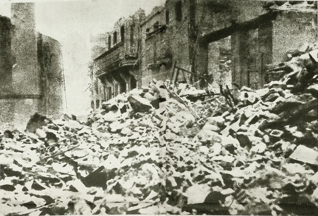 Груды битого кирпича на месте домов в центре Герники, весна 1937 года