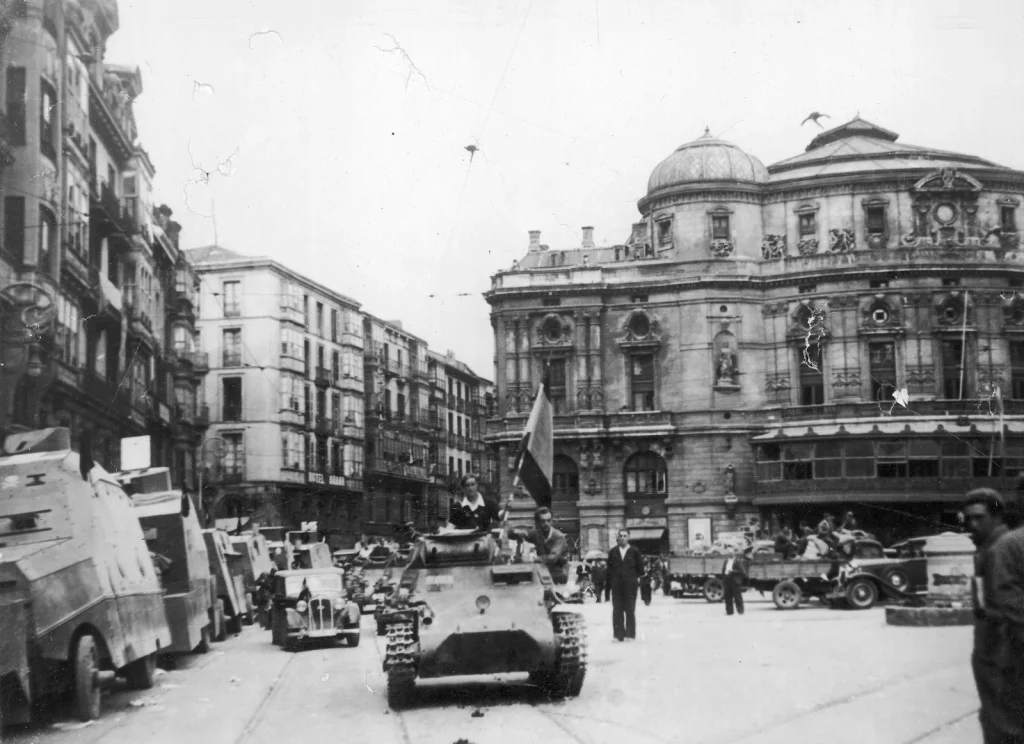 Лёгкий танк с флагом и бронемашины франкистов у театра Арриага в Бильбао, 19 июня 1937 года