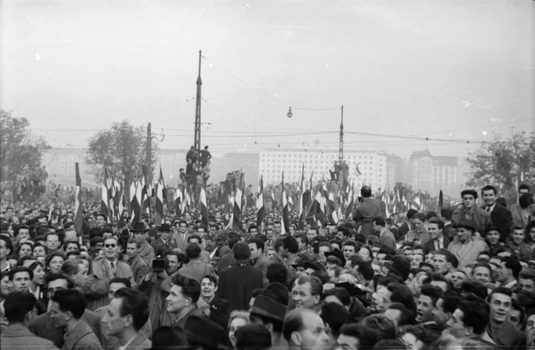Площадь Бема в Будапеште 23 октября 1956 года: тысячи демонстрантов с национальными флагами у памятника генералу Бему — начало восстания в Венгрии 1956 года