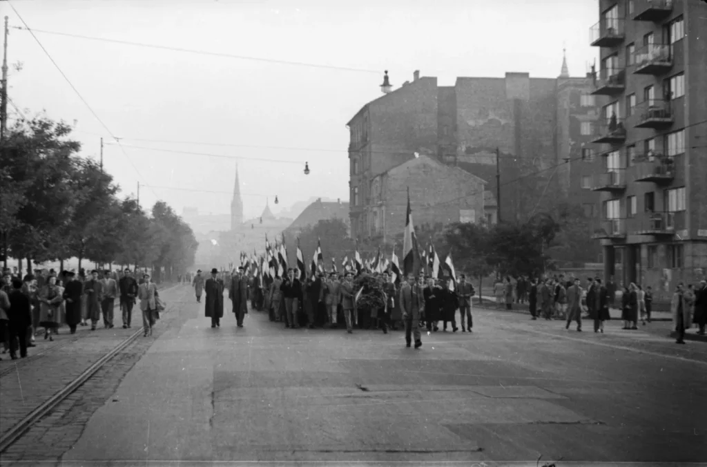 Студенты с флагами идут по набережной Бема в Будапеште 23 октября 1956 года