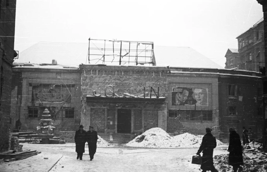 Разрушенный кинотеатр «Корвин» в Будапеште после боёв 1956 года